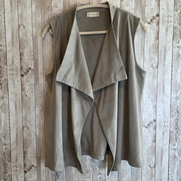 Altar'd State Gray Sleeveless Vest - Picture 1 of 8
